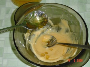 добавление мёда в соус