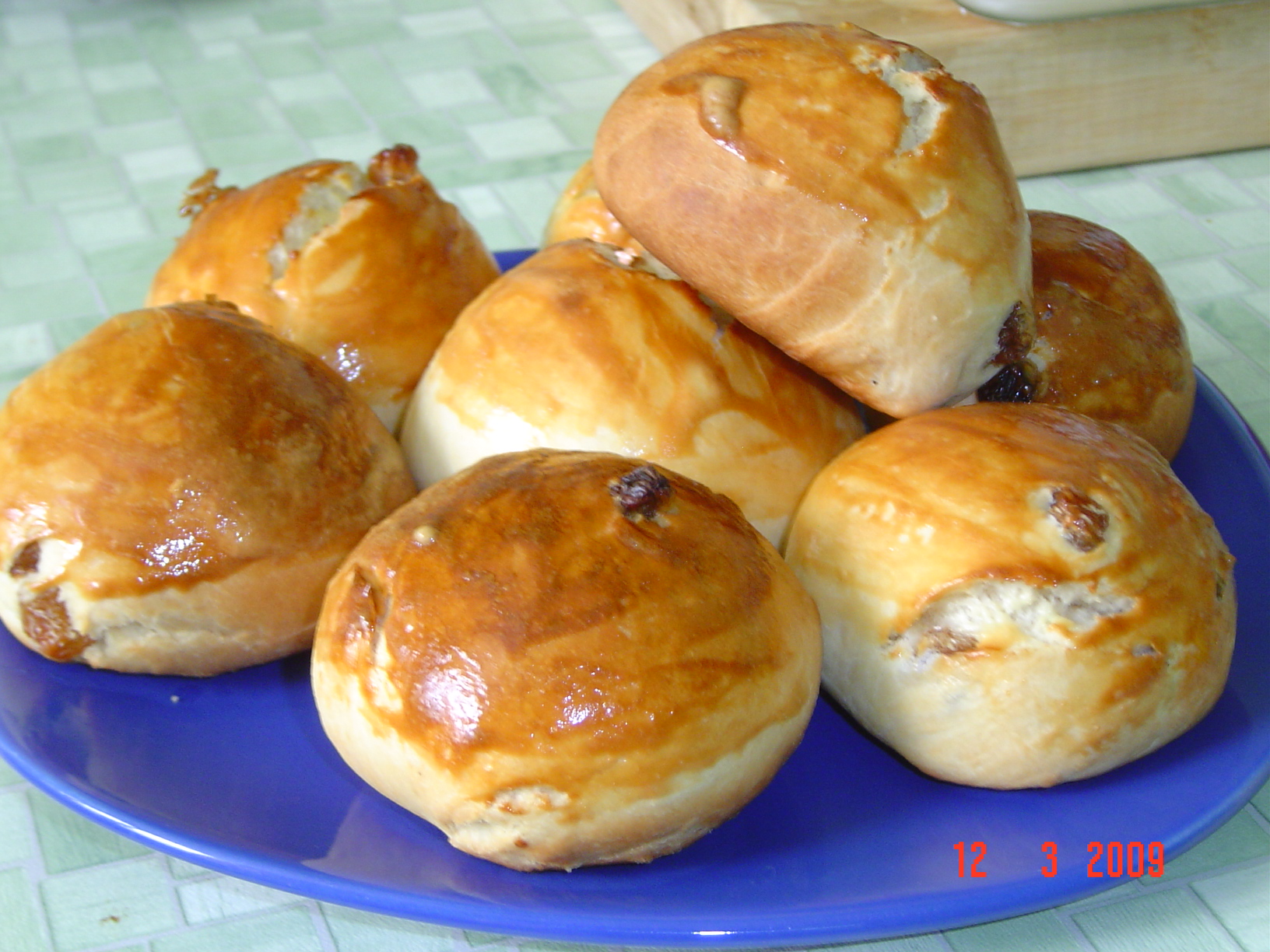 Булочки на воде без яиц. Булочки с изюмом. Сдобные булочки с изюмом. Булочка с изюмом фото. Пампушка с изюмом.