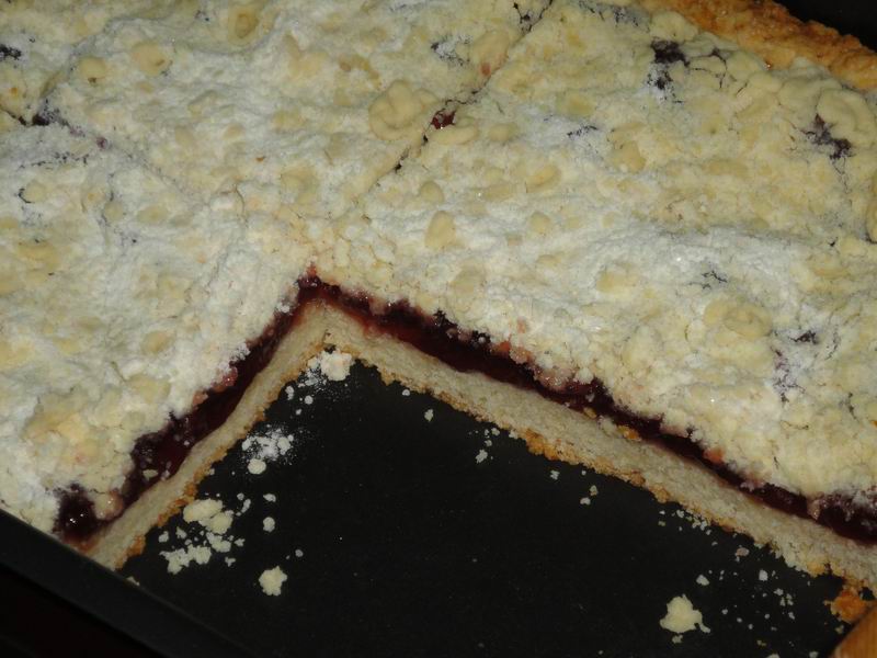 Пирог из крошки. Пирог с крошкой из песочного теста. Творожный пирог с песочной крошкой и вареньем. Пирог с мучной крошкой.