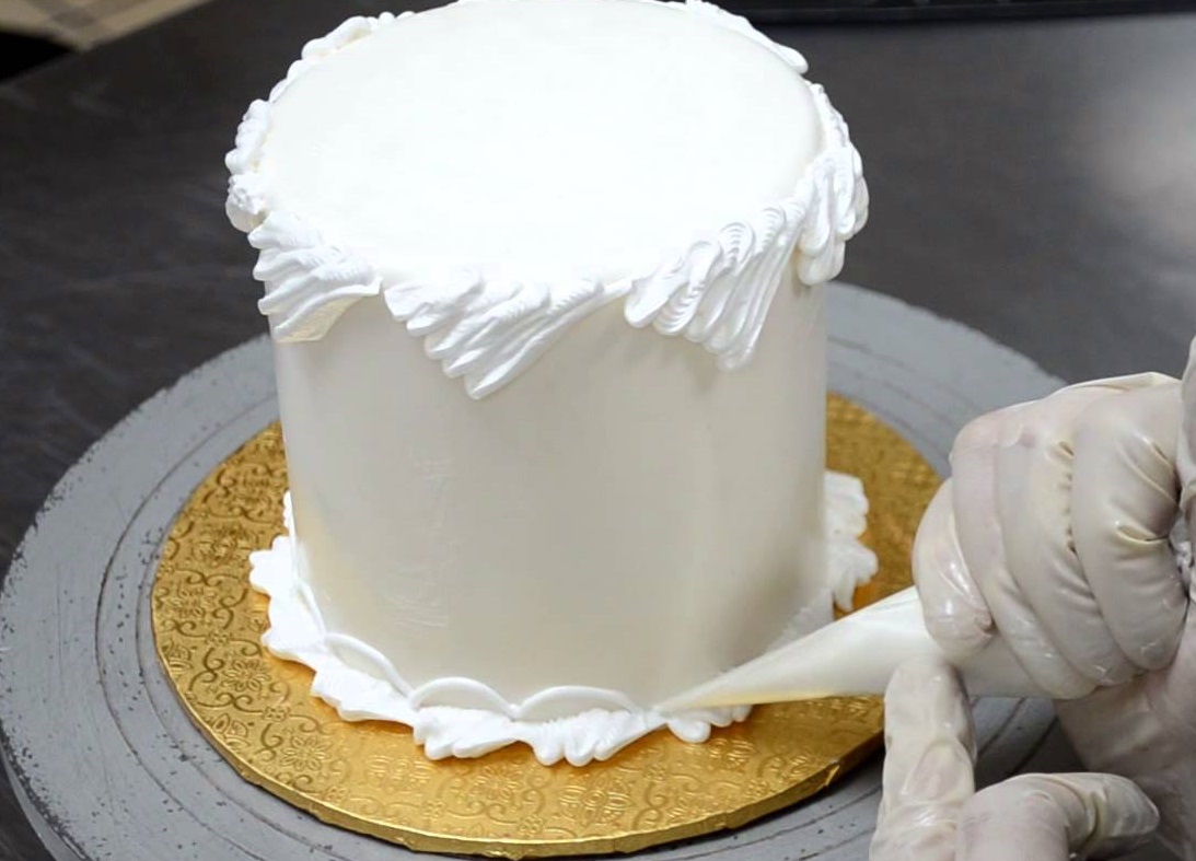 Торт без сливочного крема. Украшение торта белковым кремом. Белковый крем для украшения тортов. Кремовое украшение торта. Украшение торта белково заварным кремом.